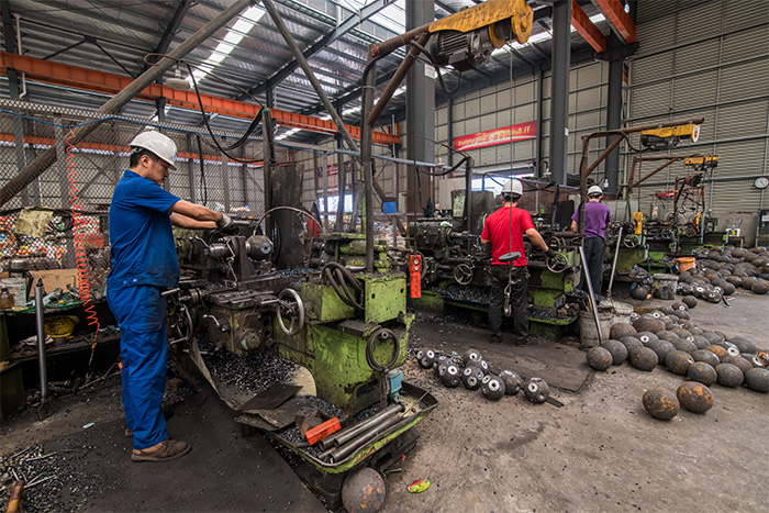 新民网架配件车间